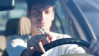 Пора прекращать курение за рулем