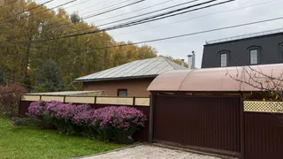 Умные хозяева давно отказались от бетонной и мягкой отмостки для дома: нашли более надежный и дешевый материал - стоит на века