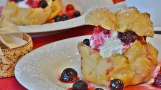 Вкусные и быстрые слойки с творогом и ягодами: простой рецепт