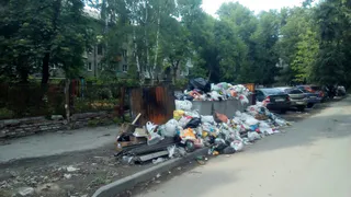 Обратная сторона Театральной площади - мусорная свалка в центре города