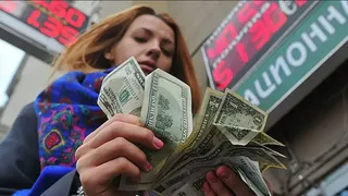Россияне с долларами на руках могут угодить в ловушку: сообщает экономист