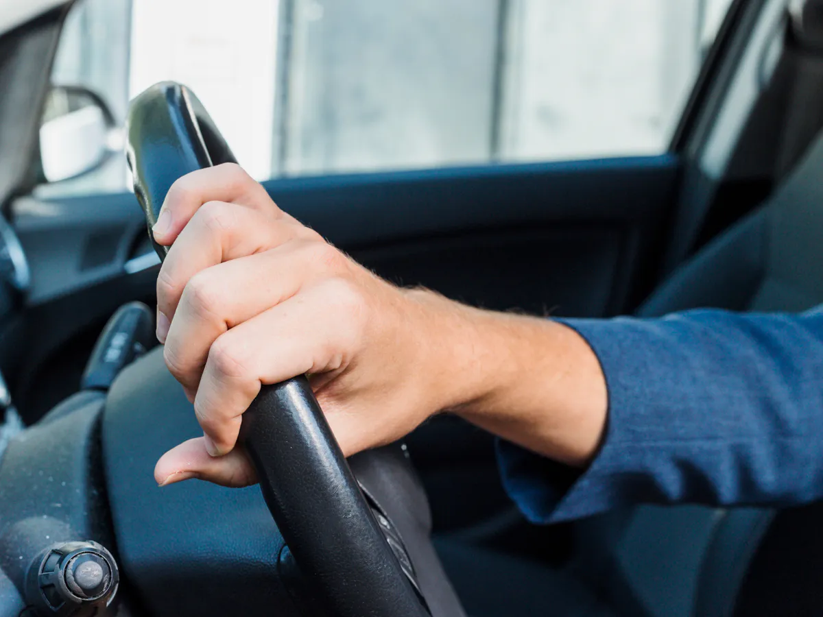 Водителей с 10-летним стажем обяжут пересдать права: либо придётся заплатить штраф в 30 тысяч рублей