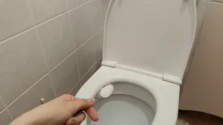 Дно унитаза отмыла на раз — даже ершик не трогала: заливаем и смываем — налет сам уползает в трубу