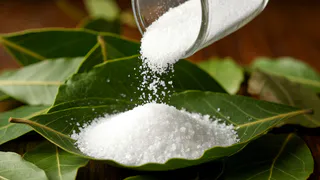 Лавровый лист засыпаю обильно солью — весь июль не нарадуюсь своей хитрости: полезный лайфхак для всех домохозяек