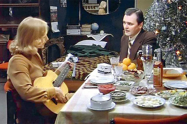 Стала известна сегодняшняя стоимость новогоднего стола из «Иронии судьбы»