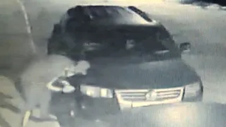 В Рязани автовор снял фары с "Туарега" и попал на видео