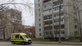 Женщина в Коми упала, пытаясь спуститься с 5-го этажа по занавеске