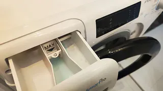 2 ложки в барабан — известь и грязь вылетят в трубу со свистом. И еще 10 лайфхаков для стиральной машинки