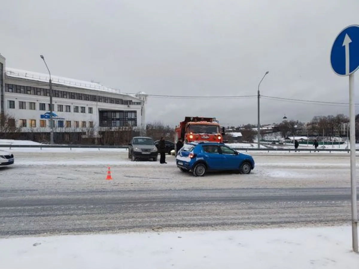 На Октябрьском проспекте во Владимире произошло ДТП с участием снегоуборочной техники