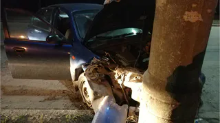 Капот - вдребезги: на Мервинской автомобиль влетел в столб