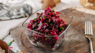 Винегрет теперь в пролете: сытный и вкусный салат со свеклой — у домашних только за ушами трещит