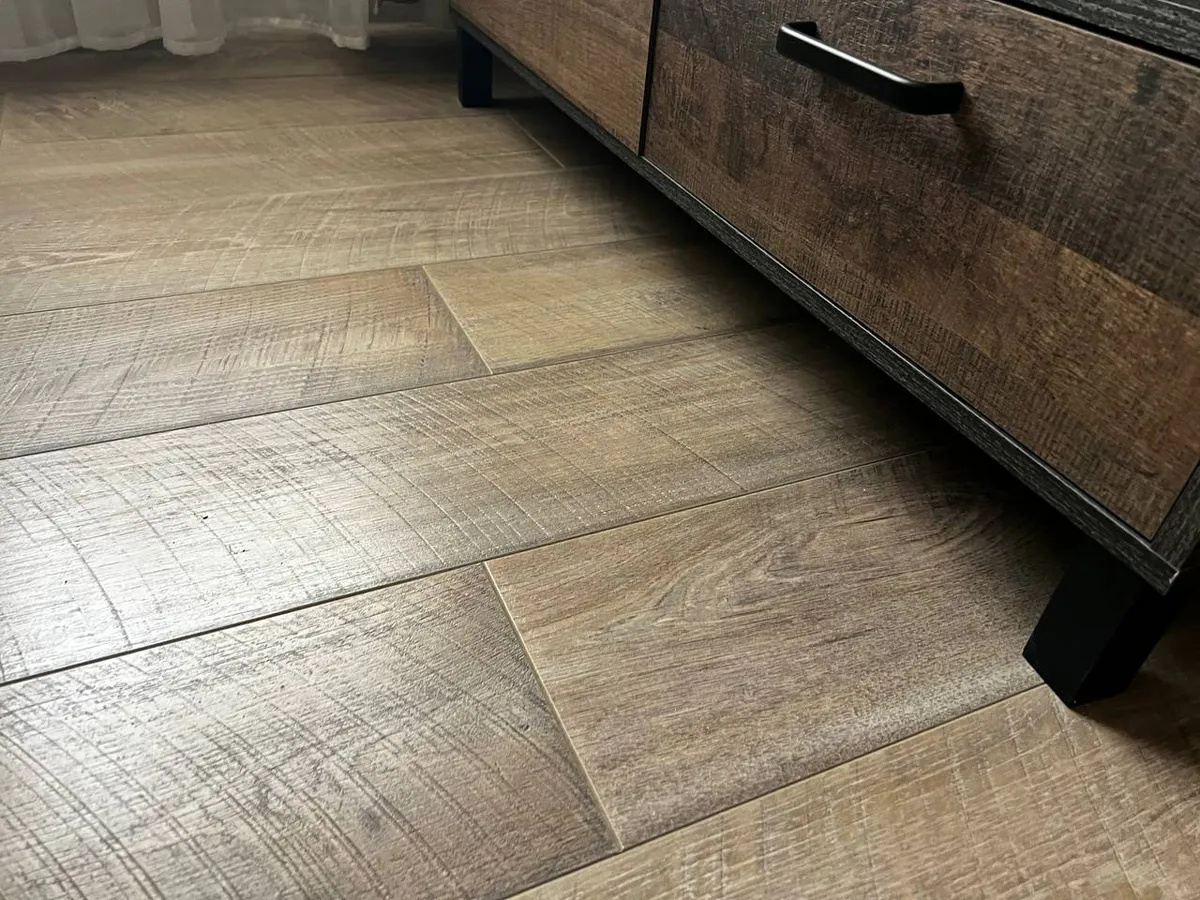 Ламинат уже в прошлом: эта дешевая замена сделает пол теплющим - укладываем всего в 1 слой