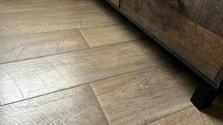 Ламинат уже в прошлом: эта дешевая замена сделает пол теплющим - укладываем всего в 1 слой