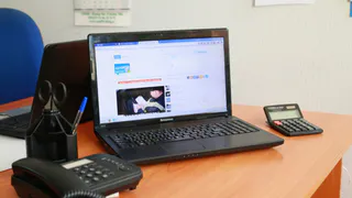 Сотрудники на больничном и в отпуске: кого еще нельзя сокращать на работе