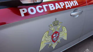 Перед этим он выпил: сотрудники Росгвардии задержали мужчину, угрожавшего персоналу супермаркета осколком бутылки