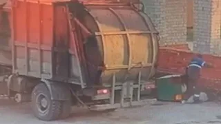 Водитель мусоровоза под Рязанью высыпал отходы из бака на площадку