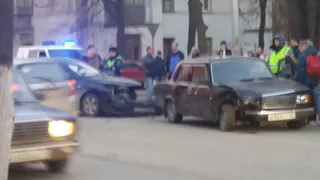 Подробности ДТП в Приокском - при столкновении "семерки" и "Хендай" пострадали два человека