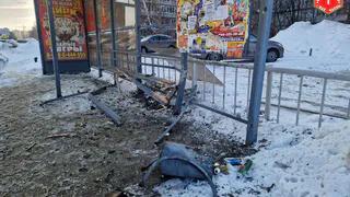 Лихач разнёс остановку в Челнах и скрылся: павильон на «16‑м комплексе» ждёт ремонт