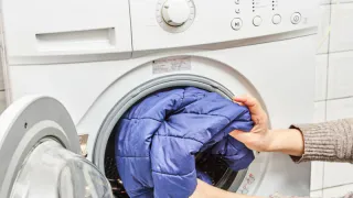 Лучше теннисных мячиков: при стирке пуховика киньте в барабан этот предмет с кухни — не будет ни комков, ни разводов