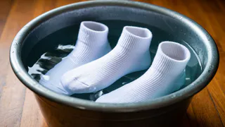 Кидаю 4 ложки в таз — и даже самые заношенные носки станут белее снега: простой и полезный лайфхак