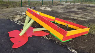 Даже поставить не успели: в Скопинском районе вандалы разбили детскую площадку