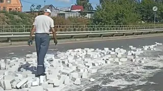 В Рязанском районе из грузовика на дорогу выпали кирпичи