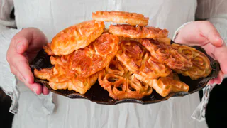 Взбиваем кефир с майонезом — и через 15 минут гора вкуснятины к чаю готова: домашние лопают, за уши не оттащишь