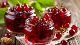 Беру красную смородину и за 10 минут варю вкуснющее желе — такое густое, что из баночки не выпадает