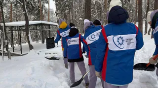 Молодые активисты региона вышли на расчистку снега в городах и сёлах области