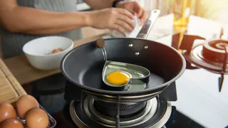 Кипятим 1 ложку, и сковородка сияет как новая: нагар легко отойдет, и еда больше не пригорит