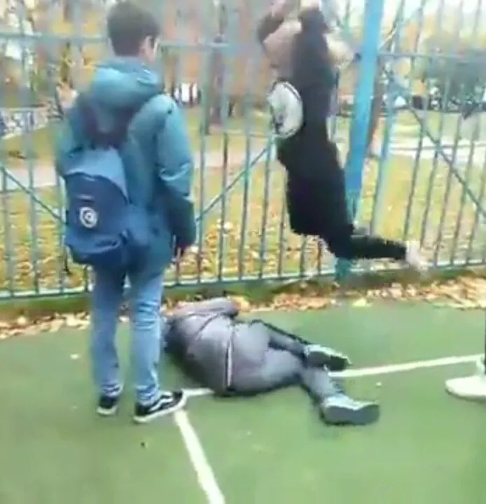Школьница жестоко избила ровесника на спортплощадке. Видео
