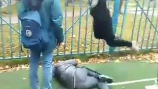 Школьница жестоко избила ровесника на спортплощадке. Видео