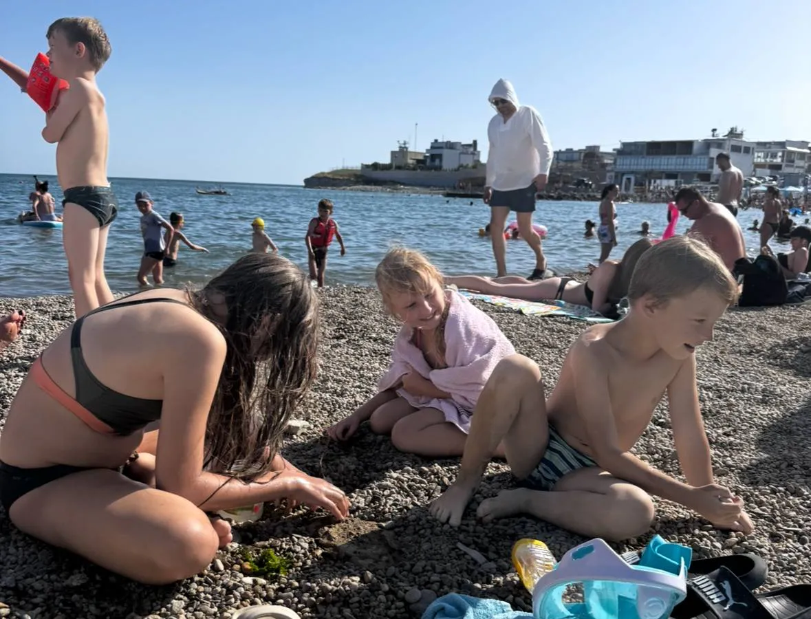 Это не сервис, а бардак: цены неадекватные, таксисты наглые, столовые вонючие. Турист дал отзыв об отдыхе в Крыму