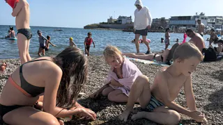 Это не сервис, а бардак: цены неадекватные, таксисты наглые, столовые вонючие. Турист дал отзыв об отдыхе в Крыму