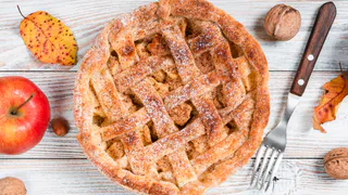 Яблочный пирог с творогом: нежная выпечка к чаю всего за 40 минут