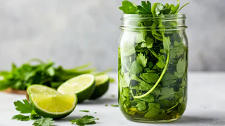 Рюмка в банку — и зелень свежая целый месяц. Простой хитрый способ, который работает