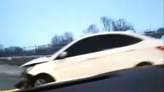 На Северной окружной Hyundai Solaris врезался в отбойник