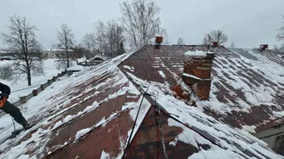 В Вязниках коммунальщиков заставили очистить крыши школ и детсадов от опасных сосулек 