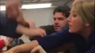 Из-за драки на борту самолета, пилот совершил экстренную посадку