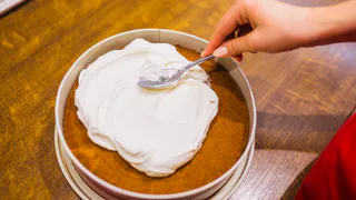 Только не с маслом: вот с чем нужно смешать сгущёнку, чтобы сделать невероятно вкусный крем для торта — потратите не больше минуты