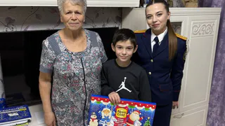 Следователи СК РФ Александрова навестили ребенка-сироту в канун Нового года