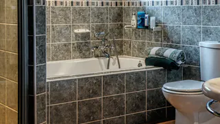 Как быстро и легко отбелить межплиточные швы в ванной - хитрый способ подсказал опытный плиточник