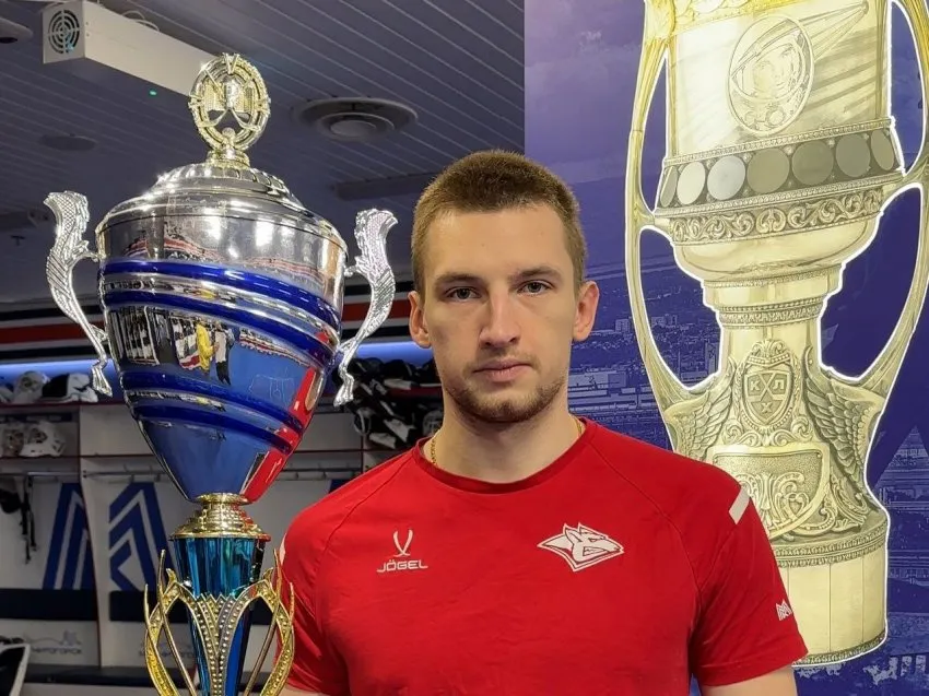 Игрок «Металлурга» стал лицом юбилейного турнира по хоккею среди дворовых команд