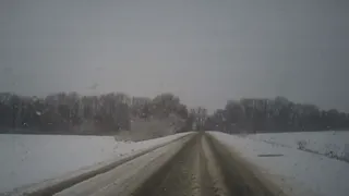 На заснеженной дороге водитель чуть не улетел в кювет
