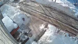 Во Владимирской области снежная глыба чуть не упала на мужчину с коляской