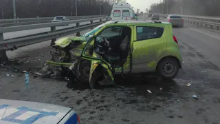 Серьезное ДТП на Северной окружной - малолитражка врезалась в ограждение. Видео с места происшествия