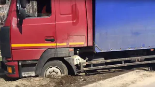 На улице Зубковой упал столб - видео