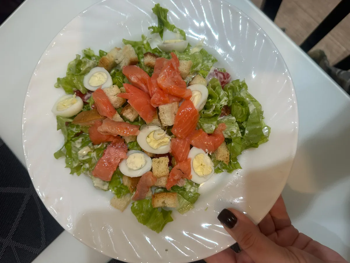 Этот нежнейший салат с рыбой сметают первым — готовлю для гостей всегда, лучше праздничного блюда не нашла