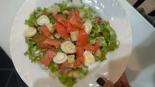 Такой нежный салат с рыбой сметают первым — готовлю для гостей всегда, лучше праздничного блюда не нашла