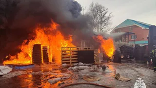 В Чебоксарах ликвидирован пожар на складе пластиковых труб